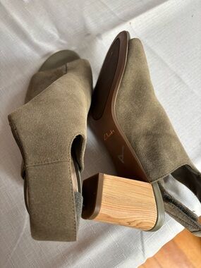Clarks Olive Suede Open-Toe Block Heel Sandals